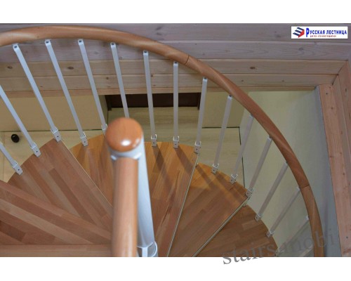 Винтовая лестница Кама сегментированный поручень накладки на ступени бук D1050 H=4600