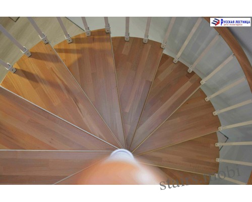 Винтовая лестница Кама сегментированный поручень накладки на ступени бук D1400 H=3760