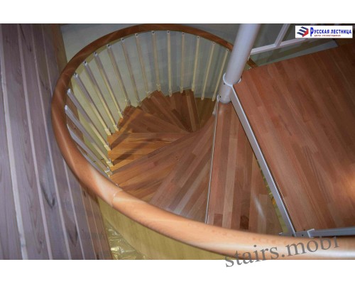 Винтовая лестница Кама сегментированный поручень накладки на ступени бук D1400 H=3340